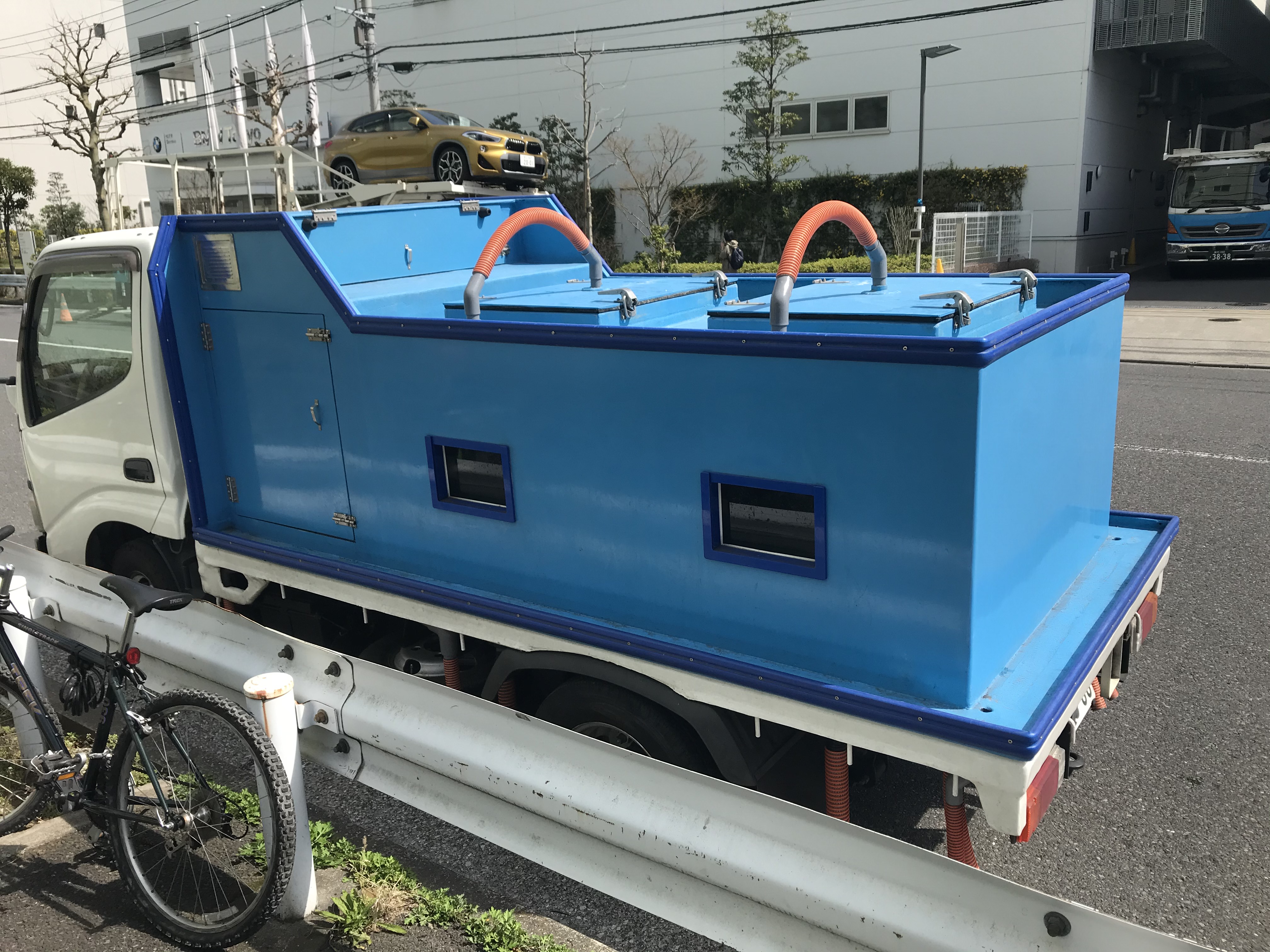 魚を運ぶ 生きた魚介類を運ぶ 魚食普及推進センター 一般社団法人 大日本水産会